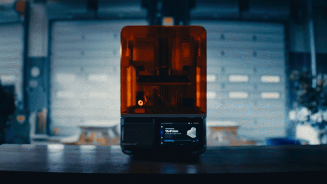 Animation of Form Studio 1 coming apart to show the LED light engine under the resin tank